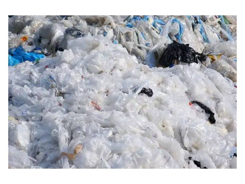 Contaminación por plástico blanco